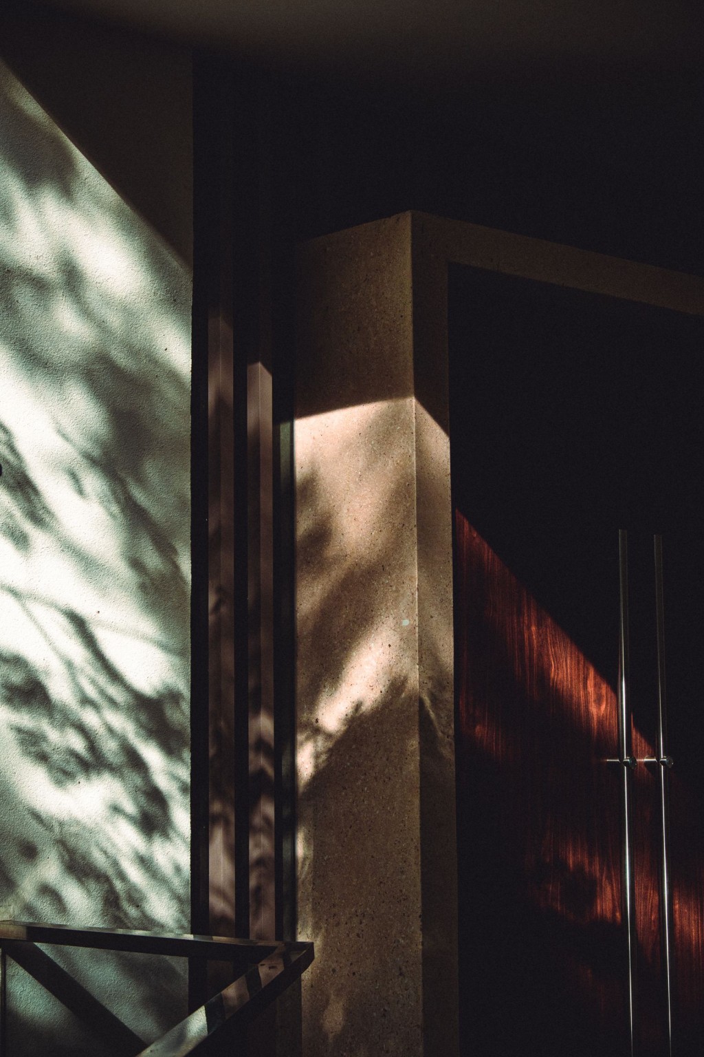 Minimal facade animated by sunlight and shadow